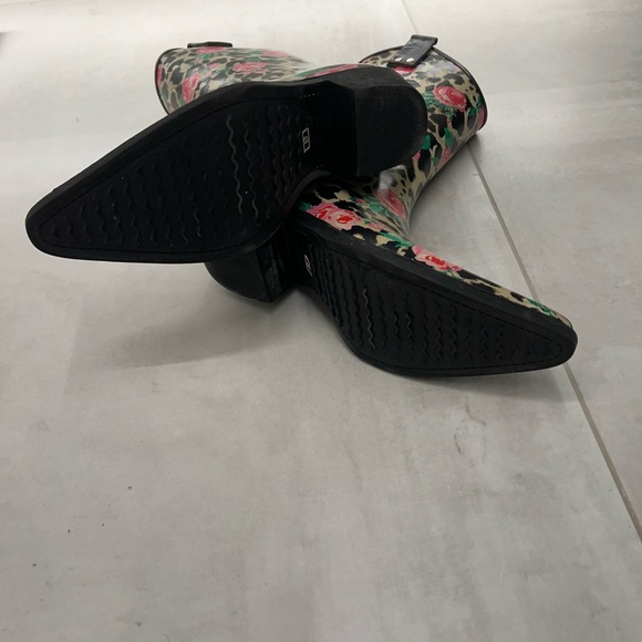 Nomad rubber boots ! Very classy way to walk in the rain ! - Picture 5 of 6